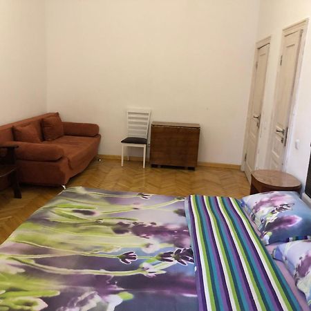 Guest Rooms Lviv Bagian luar foto