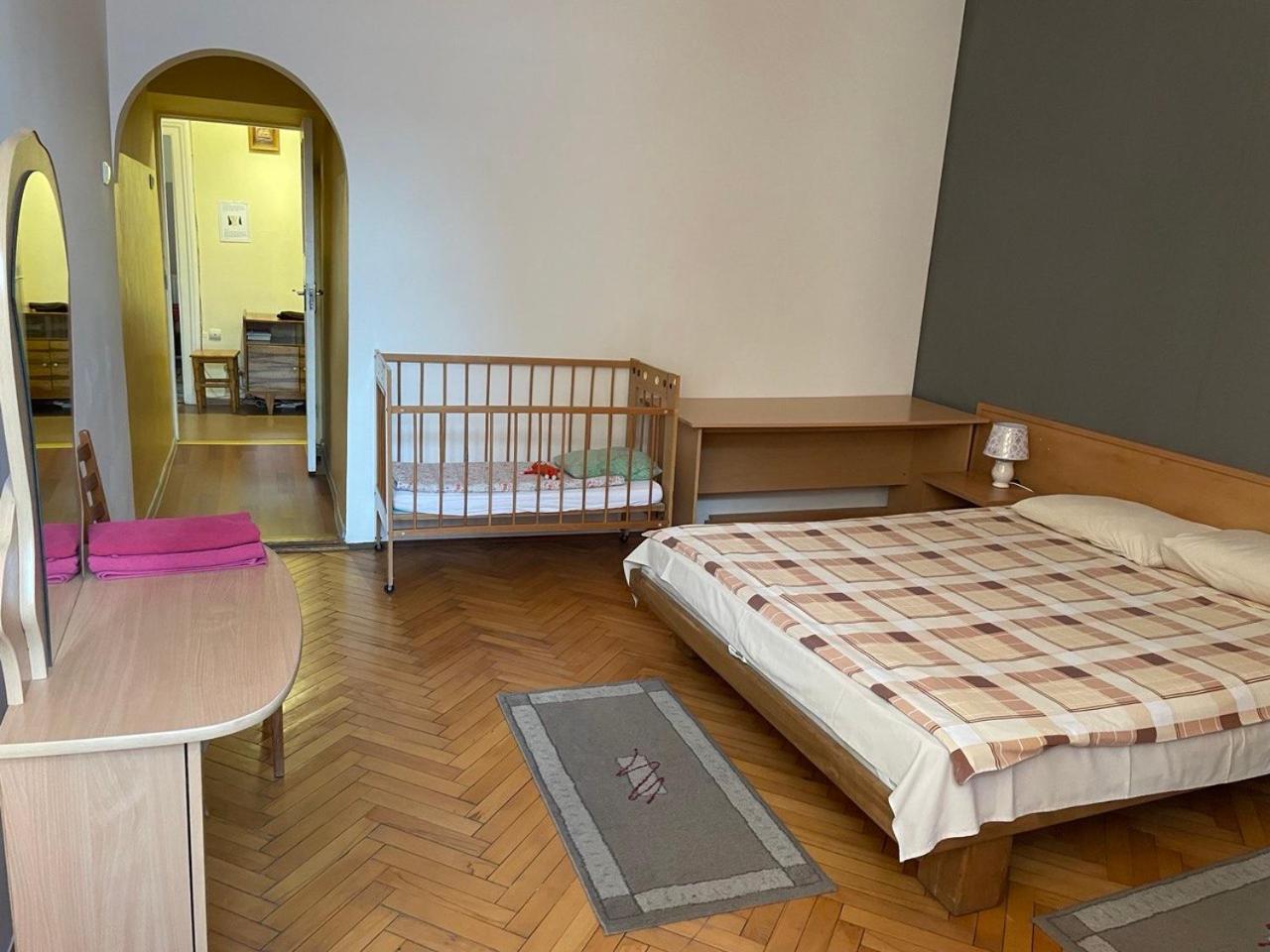 Guest Rooms Lviv Bagian luar foto