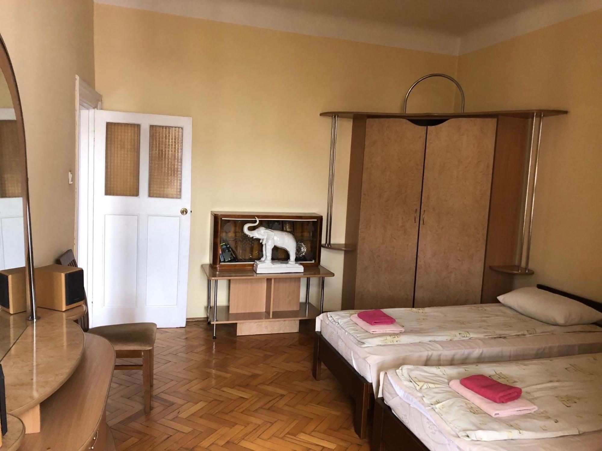 Guest Rooms Lviv Bagian luar foto