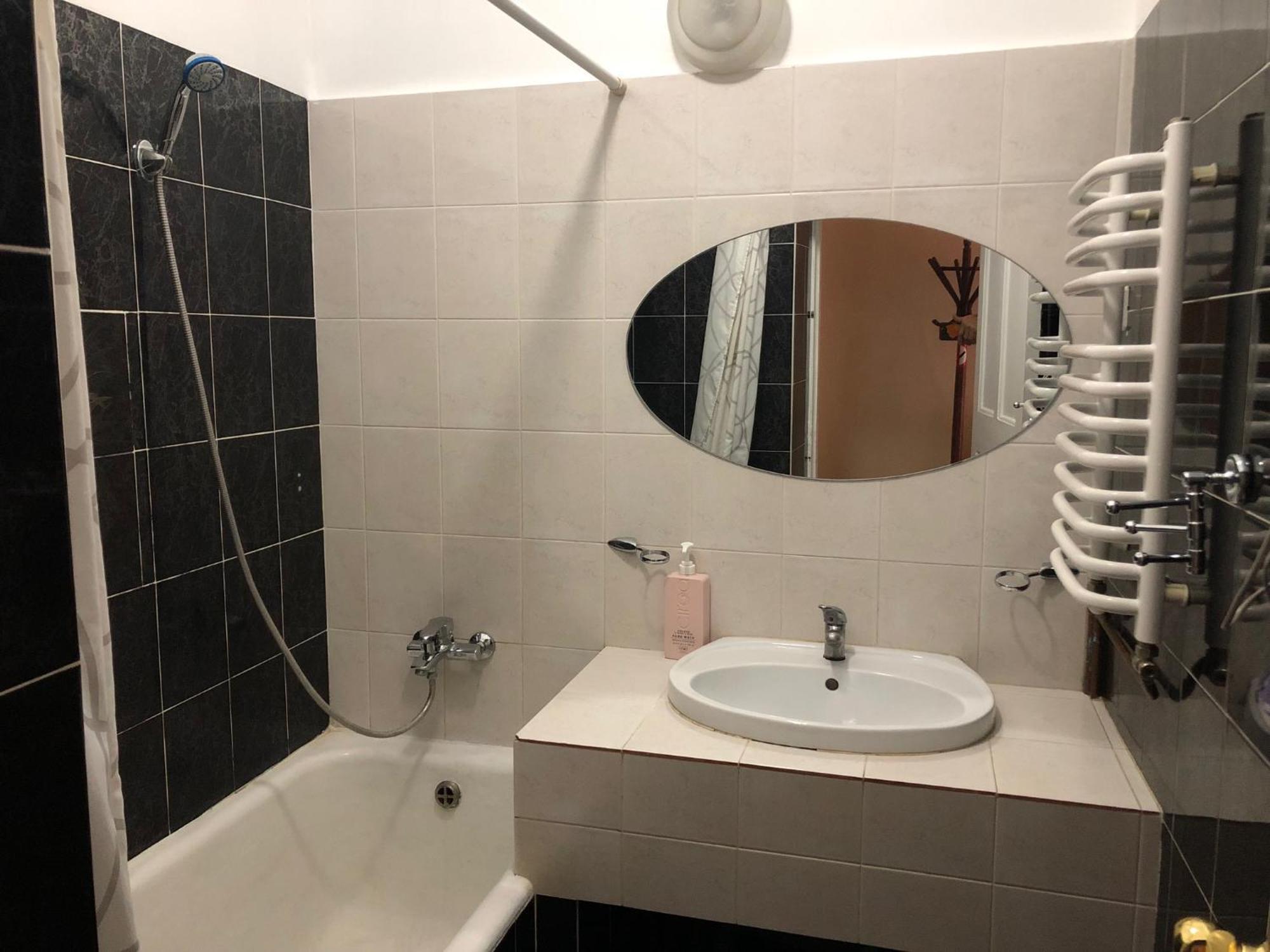 Guest Rooms Lviv Bagian luar foto