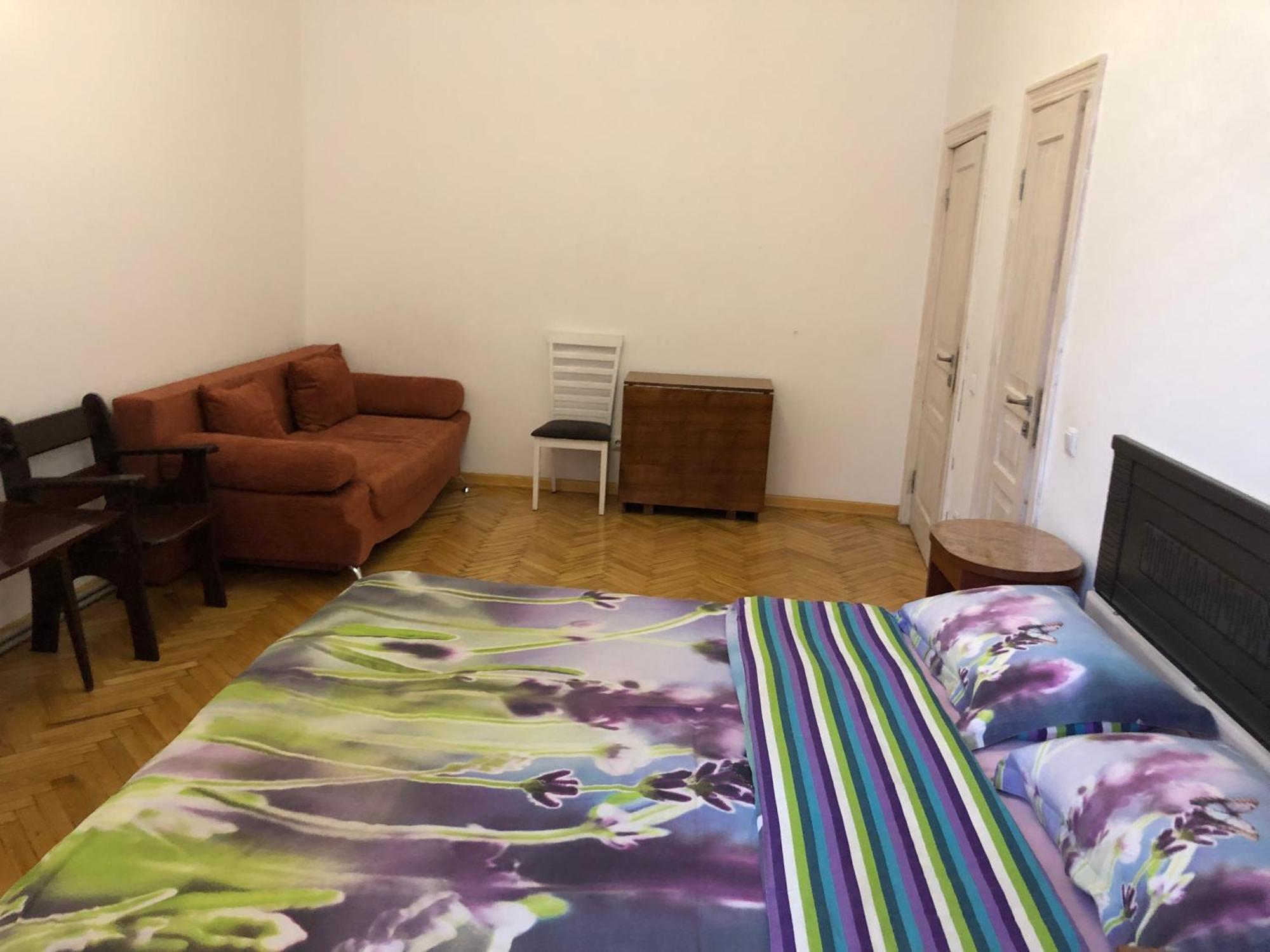 Guest Rooms Lviv Bagian luar foto