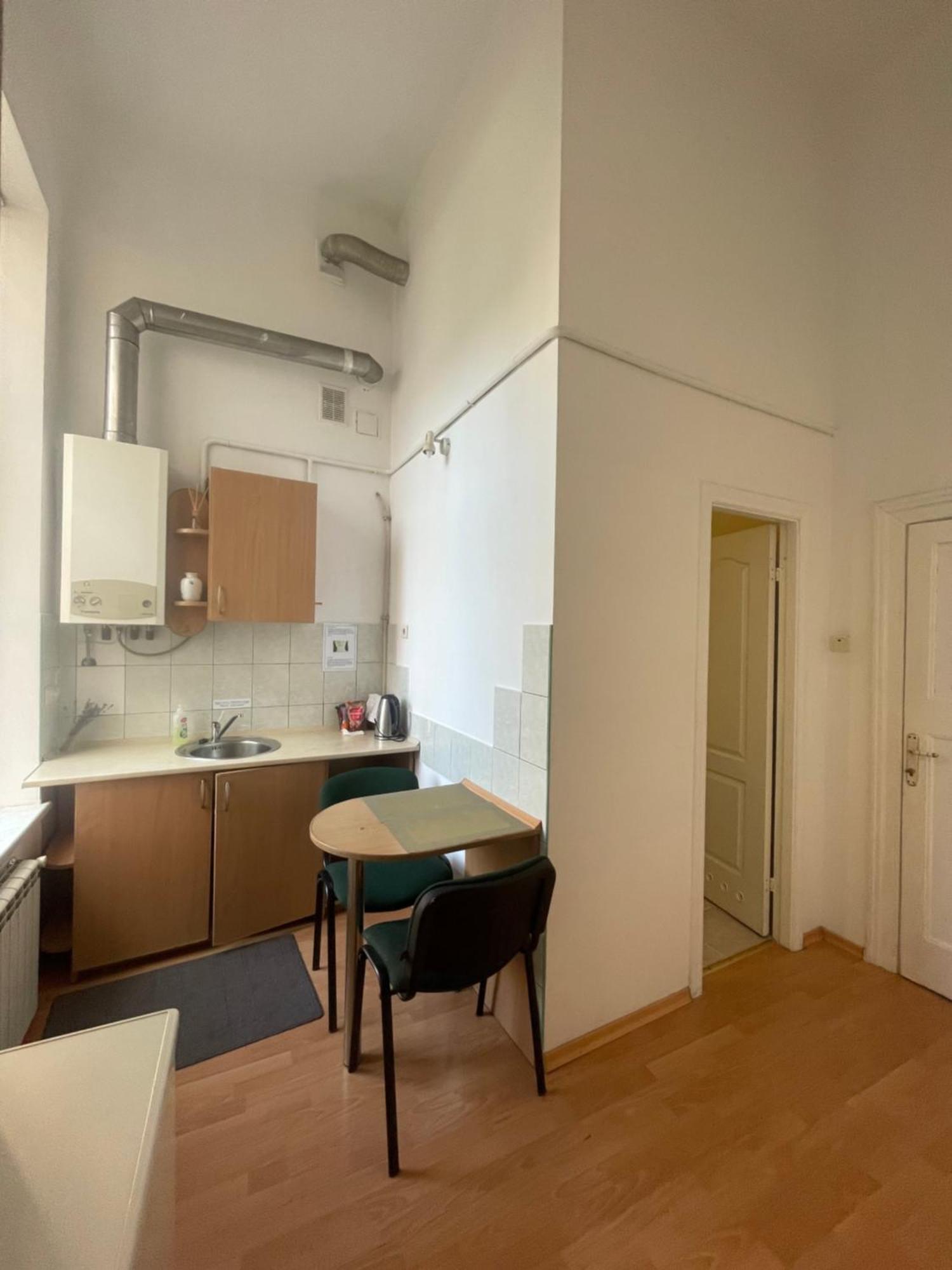 Guest Rooms Lviv Bagian luar foto