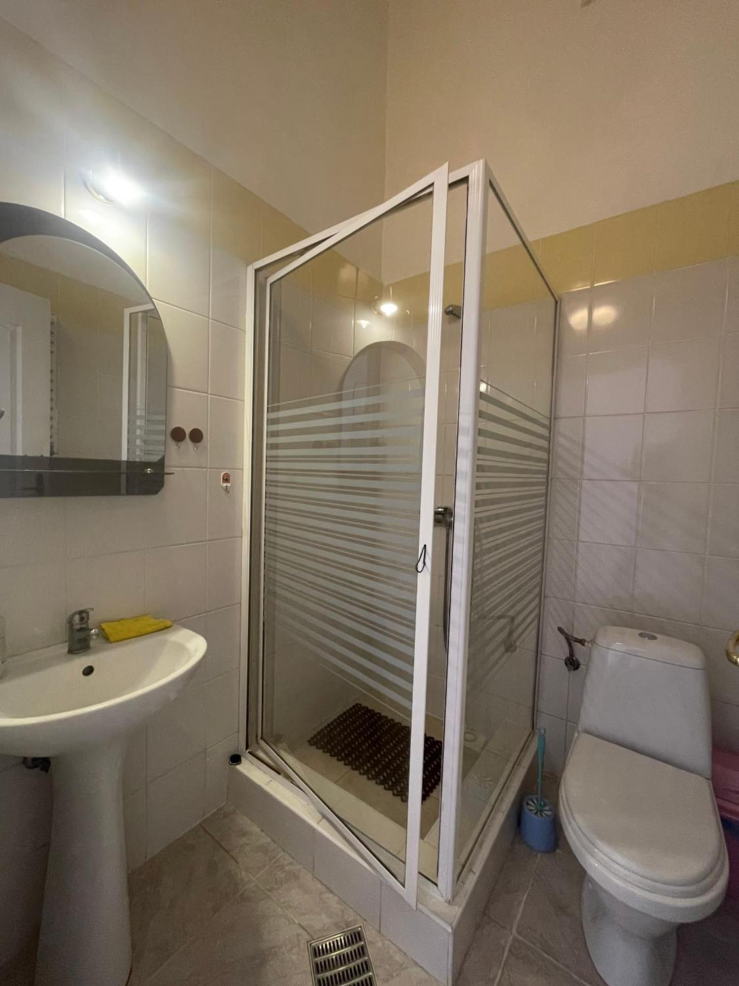 Guest Rooms Lviv Bagian luar foto
