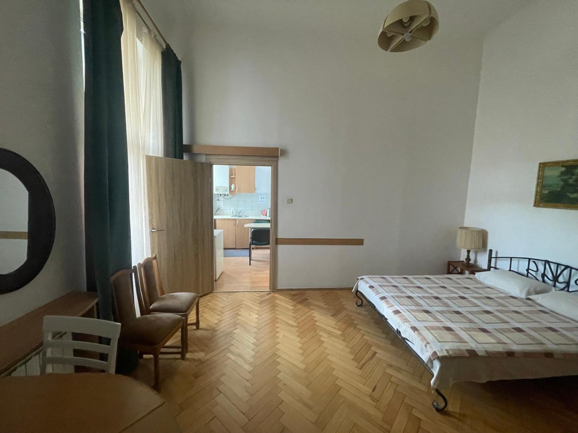 Guest Rooms Lviv Bagian luar foto
