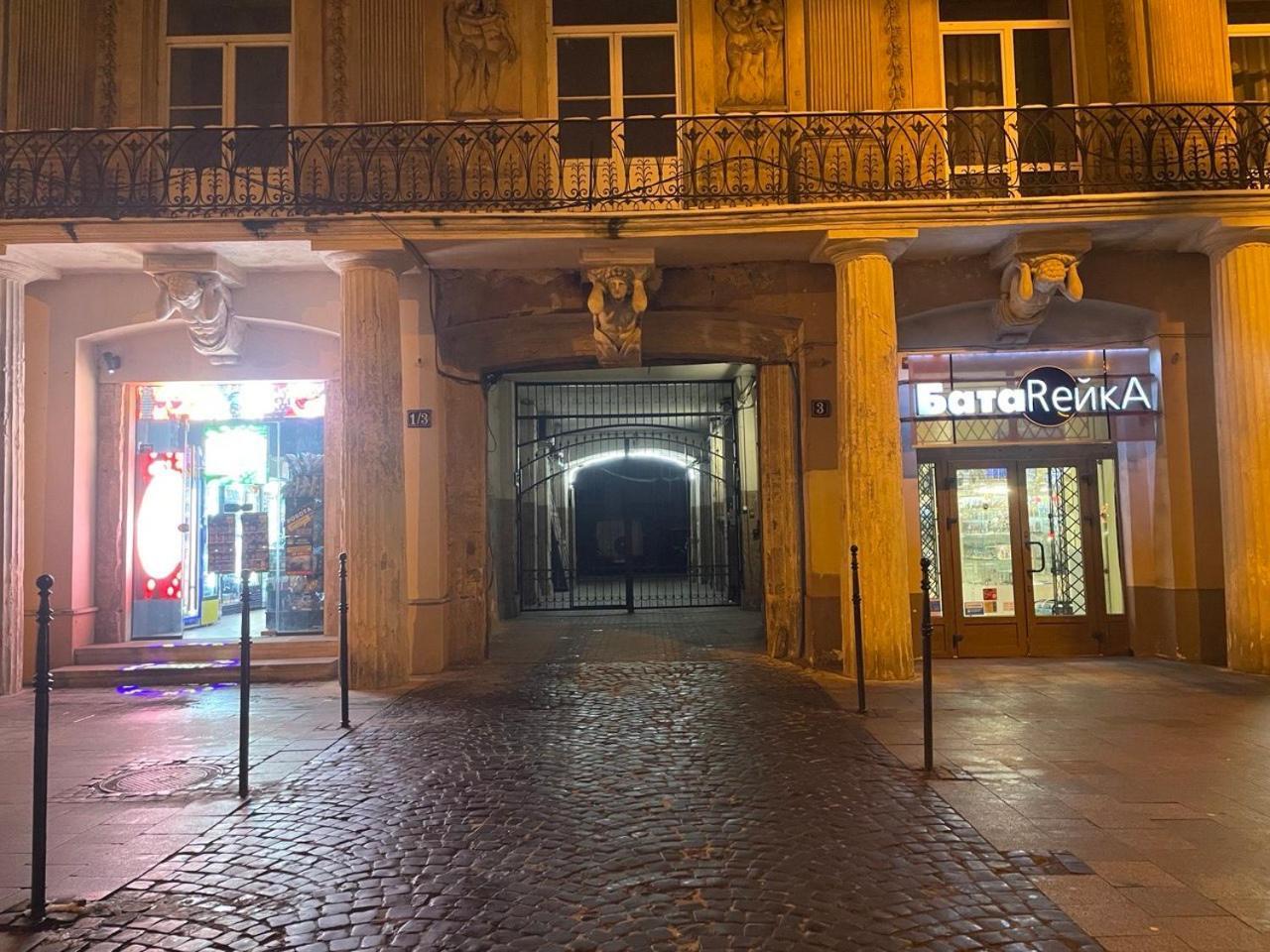 Guest Rooms Lviv Bagian luar foto