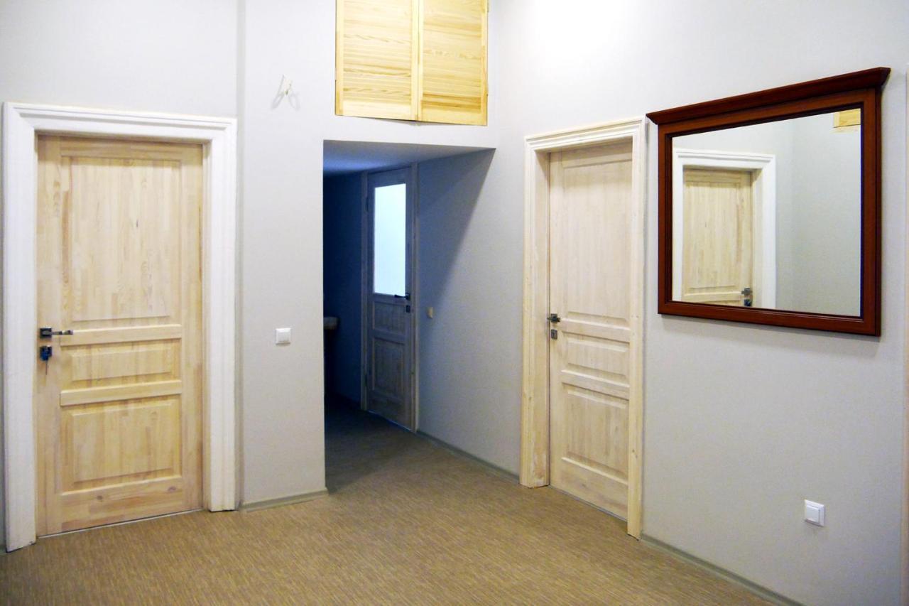 Guest Rooms Lviv Bagian luar foto