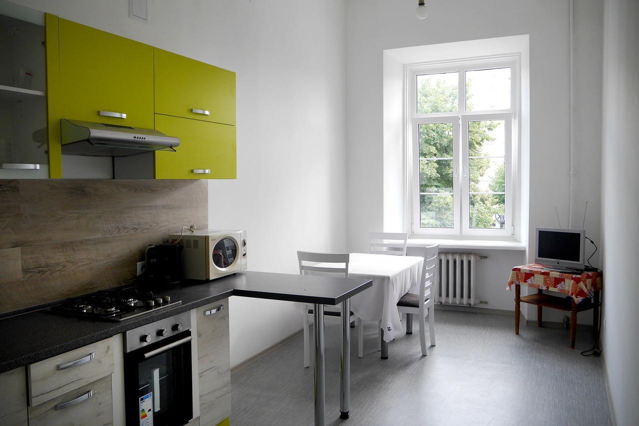 Guest Rooms Lviv Bagian luar foto