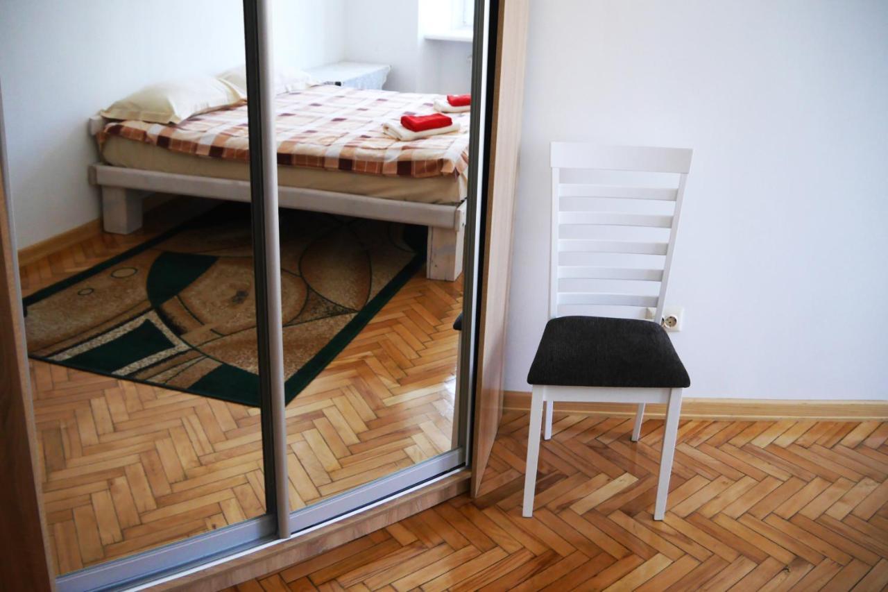 Guest Rooms Lviv Bagian luar foto